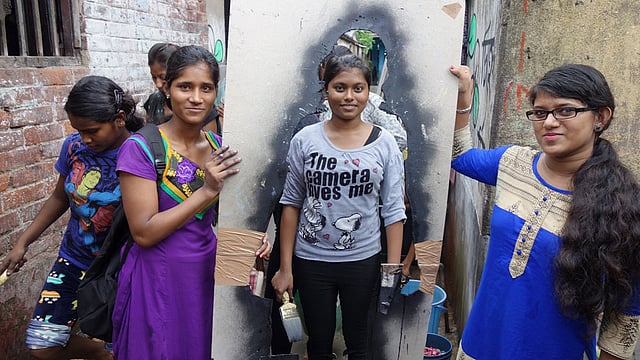 ‘হারিয়ে যাওয়া’ মেয়েদের প্রতি নজর ফেরাতে স্বেচ্ছাসেবকের কাজে যুক্ত হয়েছেন কলকাতার অনেক কিশোরী-তরুণীরাও। ছবি: দ্য গার্ডিয়ান।