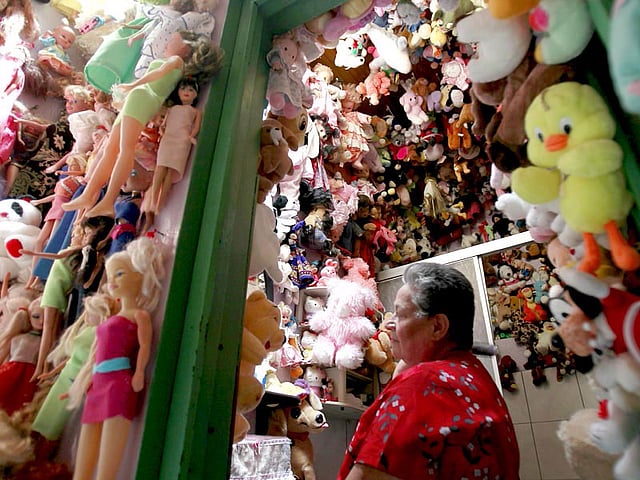 এই পুতুল রাজত্বে রান্নাঘরে যাওয়ার প্যাসেজটাই বা কেন পুতুল ছাড়া থাকবে! ছবি: রয়টার্স