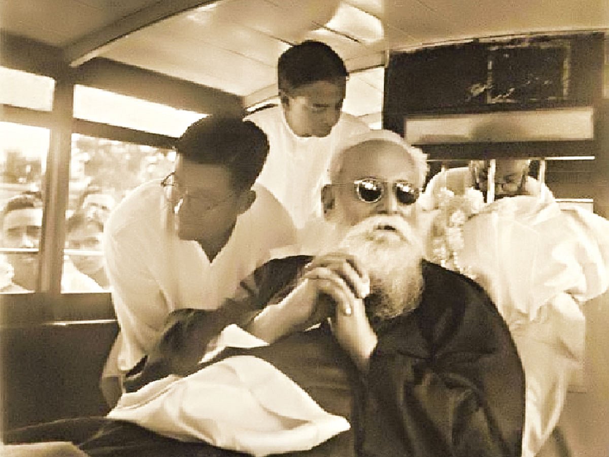 চিকিৎসার জন্য শান্তিনিকেতন থেকে রবীন্দ্রনাথ ঠাকুরের কলকাতাযাত্রা। ১৯৪১ সালের ২৫ জুলাই তোলা এটিই সম্ভবত কবির শেষ আলোকচিত্র। ছবি: বিনোদ কোঠারি