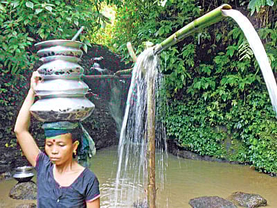 খাগড়াছড়ির পানছড়ি ইউনিয়নের হেলাধুলাপাড়ার নমিতা ত্রিপুরা ঝরনার পানি নিয়ে ফিরছেন বাড়িতে। নিরাপদ পানির সংস্থান না থাকায় ১১৪ পরিবারের এই গ্রামের সবার ভরসা ঝরনার পানি। তঁাদের দিনের অর্ধেক সময় চলে যায় এ কাজে। গতকাল বেলা ১১টার দিকে ছবিটি তুলেছেন নীরব চৌধুরী