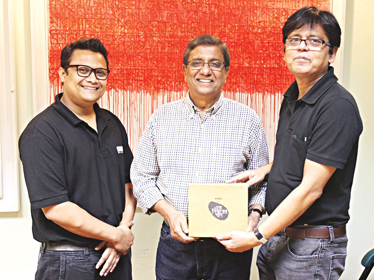 এক নির্ঝরের গান প্রথমার স্টলে পাওয়া যাচ্ছে। এ উপলক্ষে গতকাল প্রথম আলো কার্যালয়ে চুক্তি স্বাক্ষর হয়