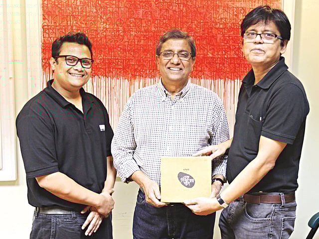 এক নির্ঝরের গান প্রথমার স্টলে পাওয়া যাচ্ছে। এ উপলক্ষে গতকাল প্রথম আলো কার্যালয়ে চুক্তি স্বাক্ষর হয়