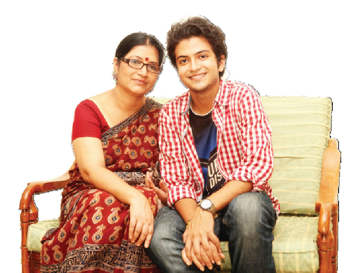 ​ছেলের সঙ্গে  শিল্পী সরকার অপু ছবি: খালেদ সরকার