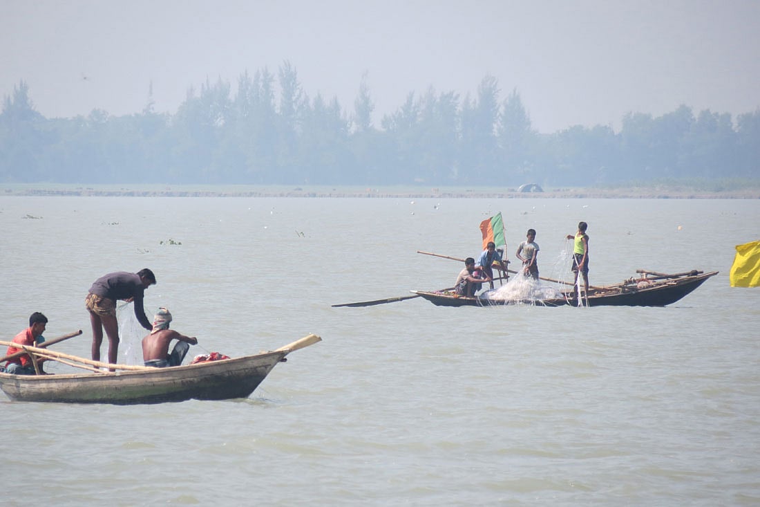 ভোলার তেঁতুলিয়া নদীতে মাছ শিকারে ব্যস্ত জেলেরা। ছবি: নেয়ামত উল্লাহ, ভোলা