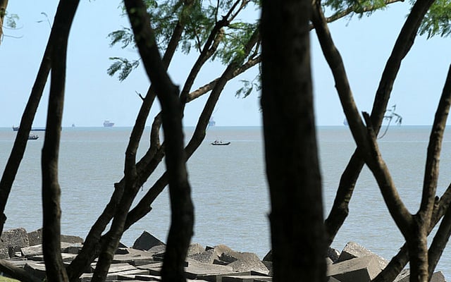 সৈকতের তীরে ফেলা হয়েছে কংক্রিটের ব্লক। আর দূরে নোঙর করা হয়েছে জাহাজ। চলছে মাছ ধরার নৌকা-ট্রলার। ছবি: সৌরভ দাশ, চট্টগ্রাম