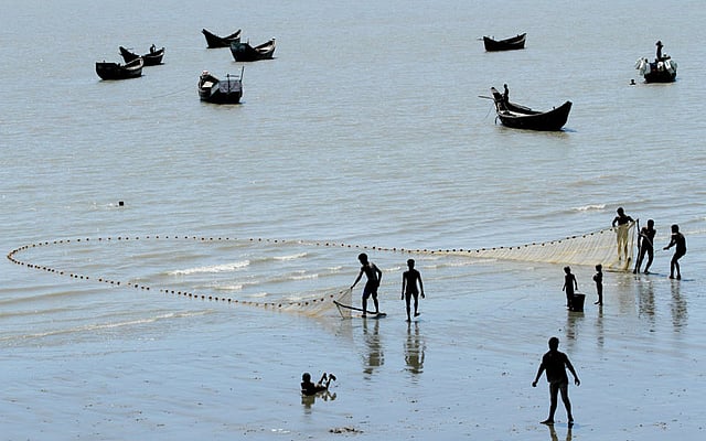 জেলেরা মাছ ধরায় ব্যস্ত। ছবি: সৌরভ দাশ, চট্টগ্রাম