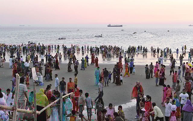 বিকেল পেরুলেই সূর্যাস্ত উপভোগ করতে ভিড় জমে যায় পতেঙ্গা সমুদ্র সৈকতে। ছবি: সৌরভ দাশ, চট্টগ্রাম