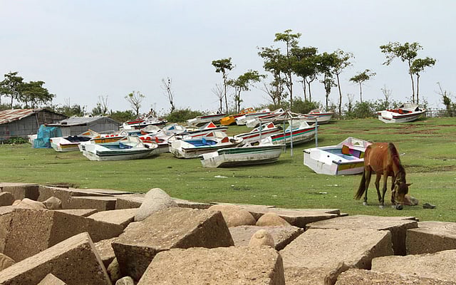 সারি সারি স্পিড বোট প্রস্তুত আছে পর্যটকদের জন্য। সৈকতে বেড়ানোর জন্য আছে ঘোড়ার ব্যবস্থাও। ছবি: সৌরভ দাশ, চট্টগ্রাম
