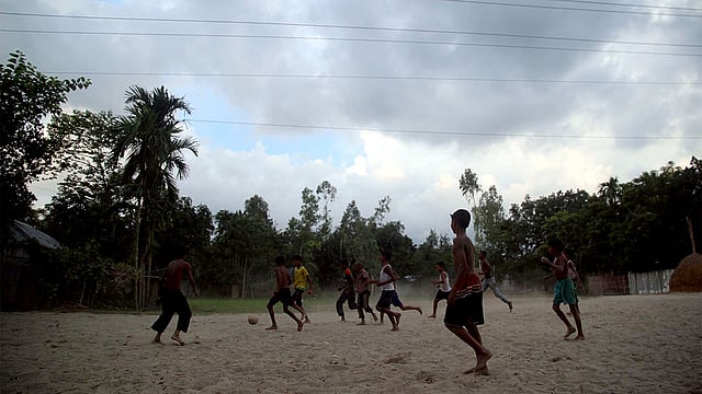 শ্রাবণের শেষ দিন আজ। রংপুরের আকাশে মেঘ জমেছে; তবে বৃষ্টি নেই। এর মধ্যেই সকালে শিশুরা নেমেছে ফুটবল খেলতে। ছবিটি আজ শনিবার সকালে তোলা। ছবি: মঈনুল ইসলাম, রংপুর