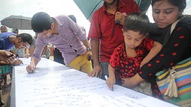 বঙ্গবন্ধু শেখ মুজিবুর রহমানের ৪০ তম মৃত্যুবার্ষিকী উপলক্ষে আজ শনিবার ঢাকা উত্তর সিটি করপোরেশনের উদ্যোগে সংসদ ভবনের সাউথ প্লাজায় চলছে ‘চিত্রগাঁথায় শোকগাথা’ আলোকচিত্র প্রদর্শনী। সেখানে গণমতামত স্বাক্ষরতা কর্মসূচিতে সব বয়সী মানুষ অংশ নেয়। ছবি: জাহিদুল করিম