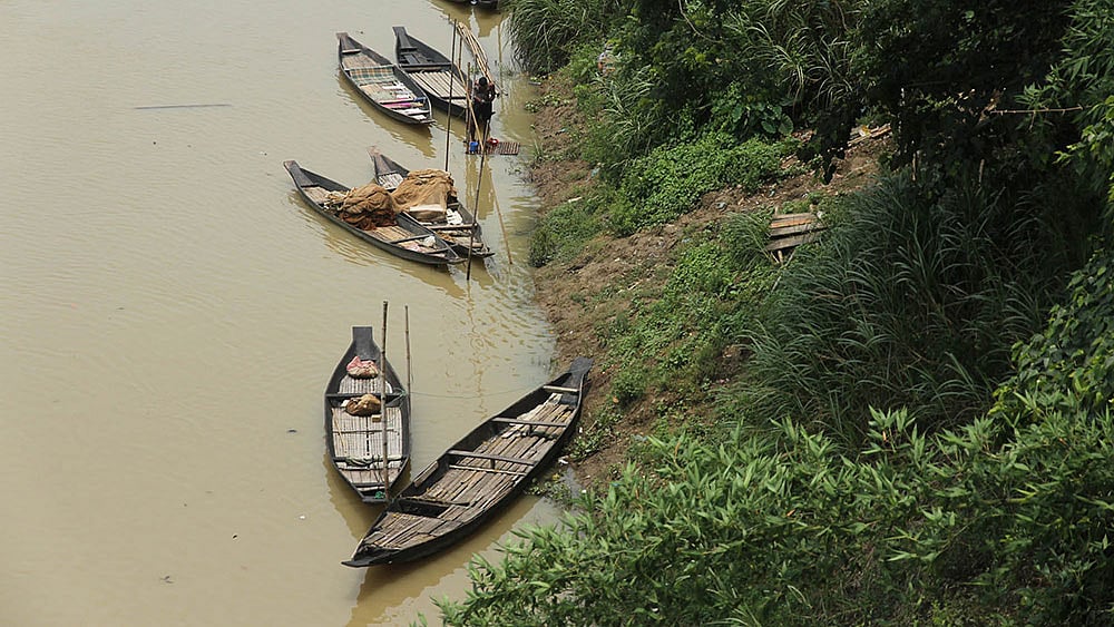 ভরা বর্ষায় পানিতে টইটুম্বুর সুরমা নদীর তীরে কয়েকটি মাছ ধরার নৌকা। ছবিটি শুক্রবার বিকেলে সিলেট সদরের টুকেরবাজার এলাকা থেকে তোলা। ছবি: আনিস মাহমুদ, সিলেট