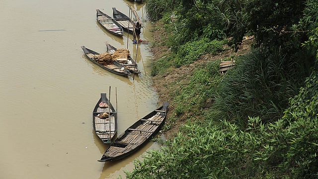 ভরা বর্ষায় পানিতে টইটুম্বুর সুরমা নদীর তীরে কয়েকটি মাছ ধরার নৌকা। ছবিটি শুক্রবার বিকেলে সিলেট সদরের টুকেরবাজার এলাকা থেকে তোলা। ছবি: আনিস মাহমুদ, সিলেট