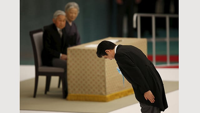 দ্বিতীয় বিশ্বযুদ্ধে জাপানের আত্মসমর্পণের ৭০তম বার্ষিকী আজ শনিবার। এ উপলক্ষে আয়োজিত অনুষ্ঠানে জাপানের সম্রাট আকিহিতো ও সম্রাজ্ঞী মিচিকোকে শ্রদ্ধা জানাচ্ছেন প্রধানমন্ত্রী শিনজো আবে। ছবি: রয়টার্স