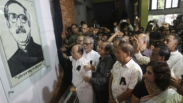 জাতীয় প্রেসক্লাব ভবনের ভেতরে আজ সকালে আনুষ্ঠানিকভাবে উন্মোচন করা হয় বঙ্গবন্ধুর প্রতিকৃতি। ছবি: সাজিদ হোসেন