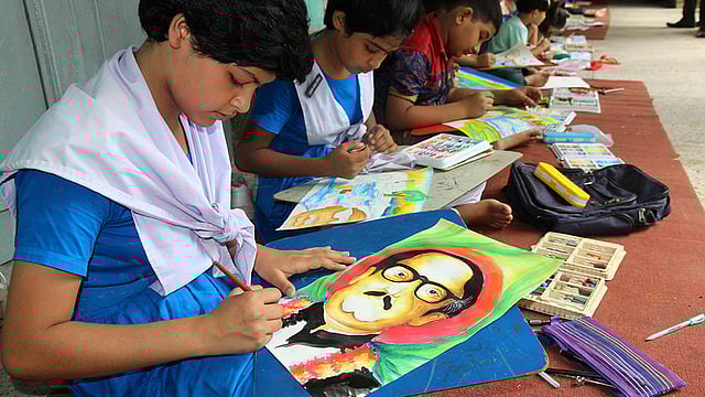 জাতীয় শোক দিবস উপলক্ষে আজ শনিবার বগুড়া জেলা পরিষদে বাংলাদেশ শিশু একাডেমি রচনা ও চিত্রাঙ্কন প্রতিযোগিতার আয়োজন করে। এতে বঙ্গবন্ধু শেখ মুজিবুর রহমানের ছবি আঁকছে এক প্রতিযোগী। ছবি: সোয়েল রানা, বগুড়া