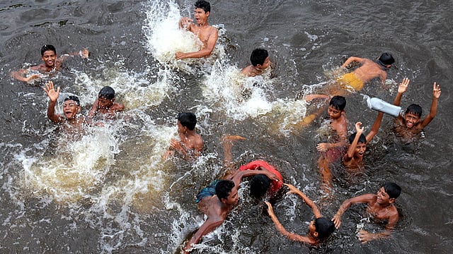 ভ্যাপসা গরমে আরামের গোসলে ঝাঁপাঝাঁপি করছে কিশোরের। ছবিটি শুক্রবার বগুড়া সদর উপজেলার শেখেরকলা গ্রাম থেকে তোলা। ছবি: সোয়েল রানা