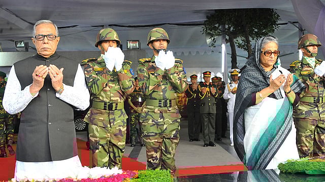 রাজধানীর ধানমন্ডিতে বঙ্গবন্ধু স্মৃতি জাদুঘর প্রাঙ্গণে জাতির জনকের প্রতিকৃতিতে ফুল দিয়ে শ্রদ্ধা জানানো শেষে নিহতদের স্মরণে বিশেষ মোনাজাত করছেন রাষ্ট্রপতি মো. আবদুল হামিদ ও প্রধানমন্ত্রী শেখ হাসিনা। ছবি: ফোকাস বাংলা