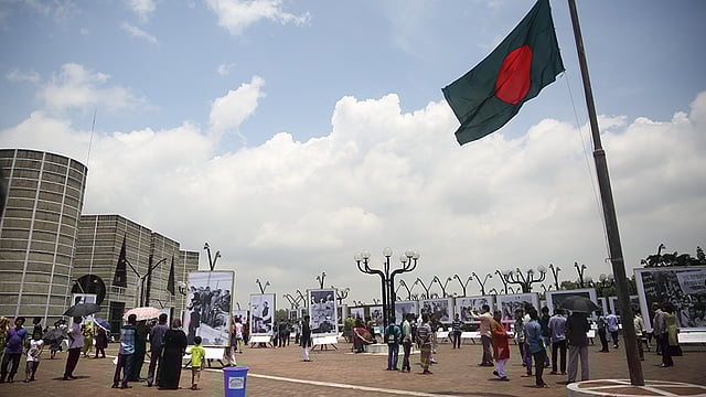 বঙ্গবন্ধু শেখ মুজিবুর রহমানের ৪০ তম মৃত্যুবার্ষিকী উপলক্ষে আজ ঢাকা উত্তর সিটি করপোরেশনের উদ্যোগে সংসদ ভবনের সাউথ প্লাজায় ‘চিত্রগাঁথায় শোকগাথা’ আলোকচিত্র প্রদর্শনীতে দর্শনার্থীদের ভিড়। ছবি: জাহিদুল করিম