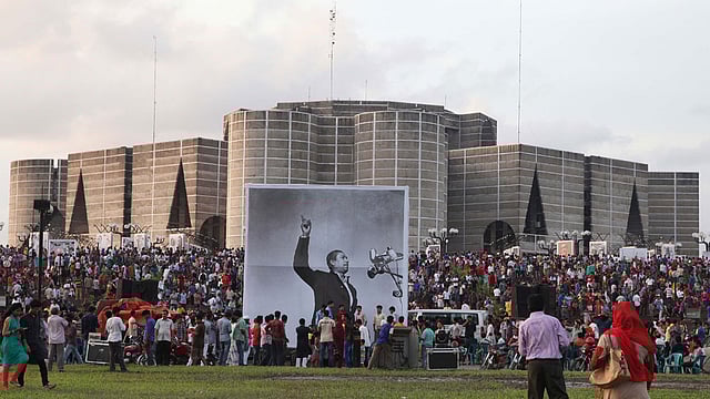 বঙ্গবন্ধু শেখ মুজিবুর রহমানের ৪০ তম মৃত্যুবার্ষিকী উপলক্ষে ঢাকা উত্তর সিটি করপোরেশন জাতীয় সংসদ ভবনের দক্ষিণ প্লাজায় আয়োজন করে ‘চিত্র গাথায় শোকগাথা’ আলোকচিত্র প্রদর্শনী। তিন দিনব্যাপী প্রদর্শনীর আজ ছিল শেষ দিন। ছবি: মনিরুল আলম
