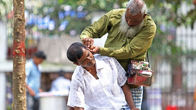 ঝুঁকিপূর্ণ হলেও না জেনে অনেকেই এখনো ২০ টাকার বিনিময়ে কান পরিষ্কার করান। ছবিটি আজ দুপুরে গোলাপশাহ মাজার এলাকা থেকে তোলা। ছবি: সাইফুল ইসলাম