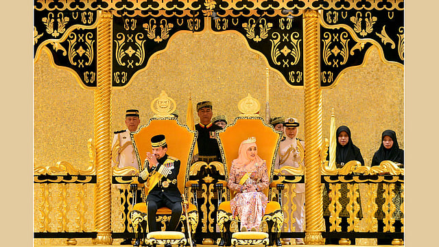 নিজের ৬৯তম জন্মদিনের অনুষ্ঠানে ব্রুনাইয়ের সুলতান হাসানাল বোলকিয়াহ। বন্দর সেরি বেগাওয়ানে আয়োজিত ওই অনুষ্ঠানে সুলতানের পাশে আছেন তাঁর স্ত্রী রানি সালেহা। ছবি: রয়টার্স