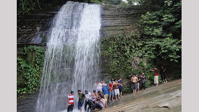 খাগড়াছড়ির তেরাংতৈ কালাই ঝরনা দেখতে বর্ষার ভরা মৌসুমে ভিড় জমিয়েছেন ভ্রমণপিপাসুরা। ছবিটি আজ (১৫ আ​গস্ট) সকালে খাগড়াছড়ি মাটিরাঙ্গা উপজেলার হৃদয়মেম্বারপাড়া থেকে তোলা। ছবি: নীরব চৌধুরী, খাগড়াছড়ি