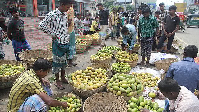 সিলেটের পাহাড় ও টিলায় বিভিন্ন জাতের লেবু হয়। কৃষকেরা ঝাঁপিতে করে বিক্রির জন্য বাজারে লেবু নিয়ে এসেছেন। ছবিটি আজ শনিবার সিলেট নগরের সোবহানীঘাট থেকে তোলা। ছবি: আনিস মাহমুদ