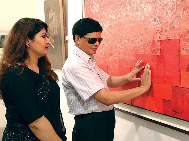 দৃষ্টিপ্রতিবন্ধীদের জন্য বিশেষ ধরনের ছবি এঁকেছেন শিল্পী নার্গিস পলি। হাতের পরশের মাধ্যমে সেই ছবি অনুভব করার চেষ্টা একজন দৃষ্টিপ্রতিবন্ধীর। ‘শিল্পের আলোয় বঙ্গবন্ধু’ শীর্ষক অনুষ্ঠানসূচির আওতায় চিত্রকর্ম প্রদর্শনী চলাকালে শিল্পকলা একাডেমীর জাতীয় চিত্রশালা থেকে গতকাল তোলা ছবি l প্রথম আলো