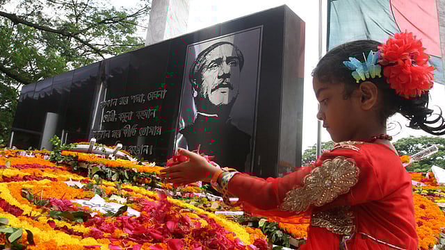 শোক দিবসে ফুলে ফুলে ঢাকা ধানমন্ডির ৩২ নম্বরে বঙ্গবন্ধুর প্রতিকৃতি। ছবি: সাহাদাত পারভেজ