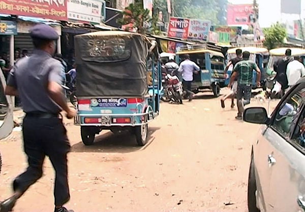 গুলি করে পালিয়ে যাওয়ার সময় তাদের ধাওয়া দেন কুষ্টিয়া মডেল থানার ওসি আবদুল খালেক। অপরাধী কাউকে ধরতে পারেনি পুলিশ। ছবি: ভিডিও ফুটেজ থেকে নেওয়া