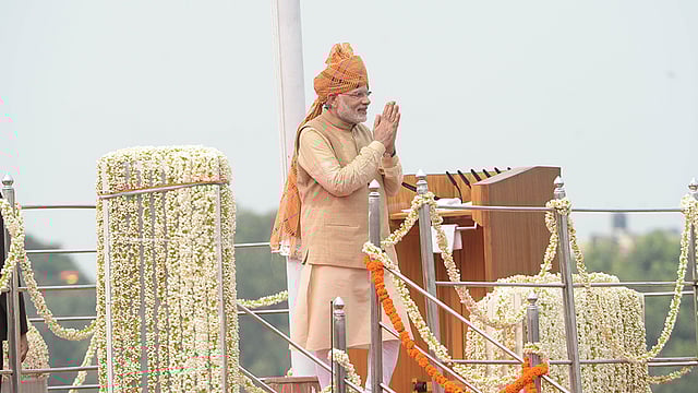 ভারতের স্বাধীনতা দিবস উপলক্ষে আয়োজিত সভায় ভাষণ শেষে মঞ্চে দেশটির প্রধানমন্ত্রী নরেন্দ্র মোদি। ছবিটি আজ সকালে নয়াদিল্লির লাল কেল্লা থেকে তোলা। ছবি: এএফপি