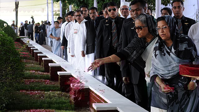 ১৯৭৫ সালের ১৫ আগস্ট রাতে বঙ্গবন্ধু শেখ মুজিবর রহমানের সঙ্গে শহীদ হওয়া পরিবারের অন্য সদস্যদের সমাধিতে প্রধানমন্ত্রী শেখ হাসিনা ও তাঁর ছোট বোন শেখ রেহানা পাপড়ি ছিটিয়ে শ্রদ্ধা নিবেদন করছেন। ছবিটি আজ শনিবার বনানী কবরস্থান থেকে তোলা। ছবি: বাসস