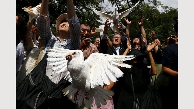 দ্বিতীয় বিশ্বযুদ্ধে জাপানের আত্মসমর্পণের ৭০তম বার্ষিকী আজ শনিবার। টোকিওতে শান্তির পায়রা উড়িয়ে দিনটি স্মরণ করছে জাপানিরা। ছবি: রয়টার্স