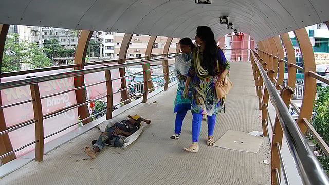 পান্থপথ সিগন্যাল থেকে বসুন্ধরা শপিং সেন্টারের দিকে আসার পথে নবনির্মিত এই পদচারী সেতুটি বেশির ভাগ সময় ভবঘুরেদের দখলে থাকে। ছবি: মনিরুল আলম