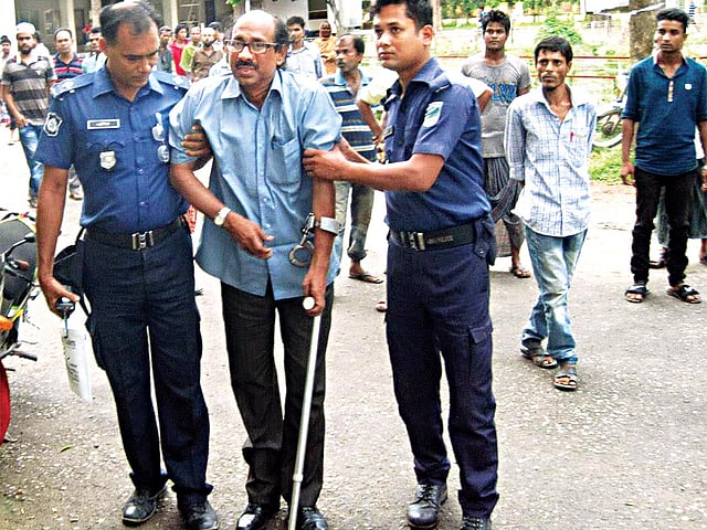 সাংবাদিক প্রবীর সিকদারকে গতকাল ফরিদপুরের আদালতে হাজির করা হয় l ছবি: প্রথম আলো