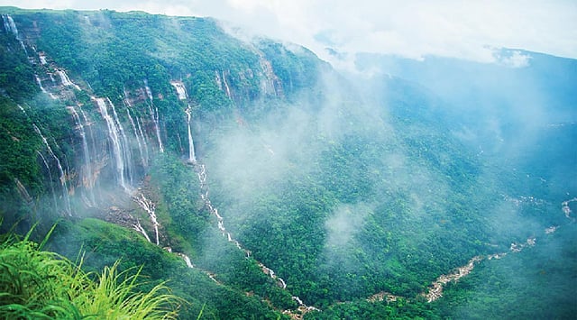 সবুজ পাহাড়ের গা বেয়ে নেমে আসছে সেভেন সিস্টারস ঝরনা। ছবি: লেখক