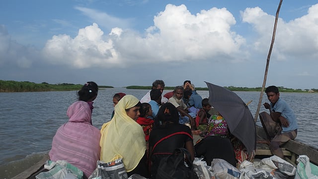 ভোলা শহর থেকে মেঘনা নদী পাড়ি দিয়ে বসতবাড়িতে যাচ্ছেন চরের বাসিন্দারা। ছবি: নেয়ামতউল্যাহ, ভোলা