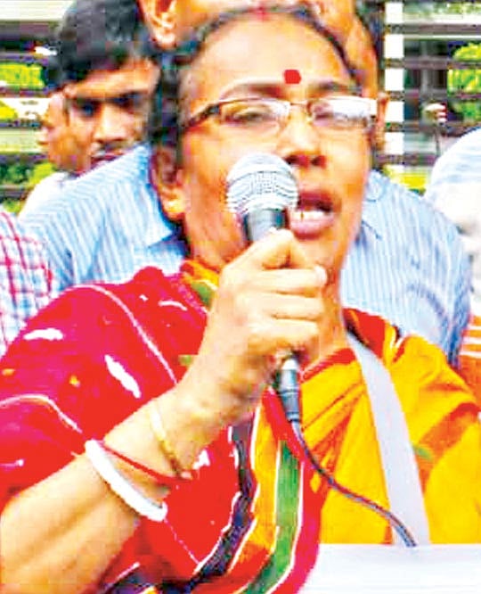 সাংবাদিক প্রবীর সিকদারকে গ্রেপ্তারের প্রতিবাদে গতকাল জাতীয় প্রেসক্লাবের সামনে সাংবাদিকদের মানববন্ধনে বক্তব্য দেন প্রবীর সিকদারের স্ত্রী অনিতা সিকদার l ছবি: প্রথম আলো