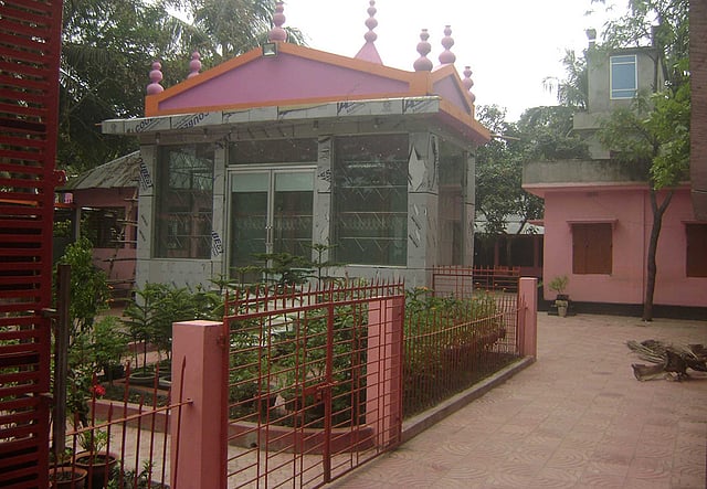 শুভ্রা মুখার্জি নড়াইলে মামার বাড়িতে বেড়াতে আসবেন বলে শিব মন্দির নির্মাণ করা হয়েছিল এ আঙিনায়। কিন্তু তাঁর আর আসা হলো না। ছবি: প্রথম আলো