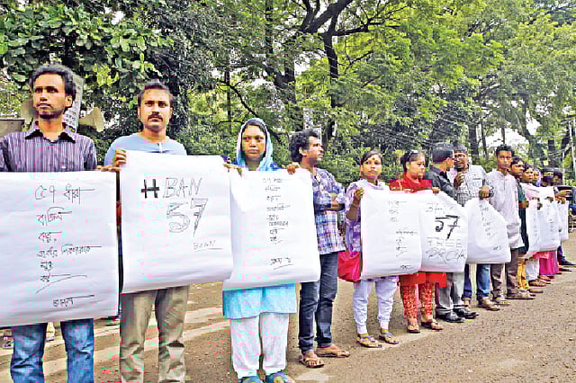 সাংবাদিক প্রবীর সিকদারের গ্রেপ্তারের প্রতিবাদে গতকাল জাতীয় প্রেসক্লাবের সামনে মানববন্ধন করেন সাংবাদিকেরা l প্রথম আলো