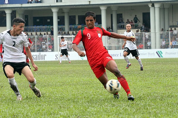 ফুটবলপ্রেমীদের নজর কেড়েছেন নিপু। ছবি: আনিস মাহমুদ