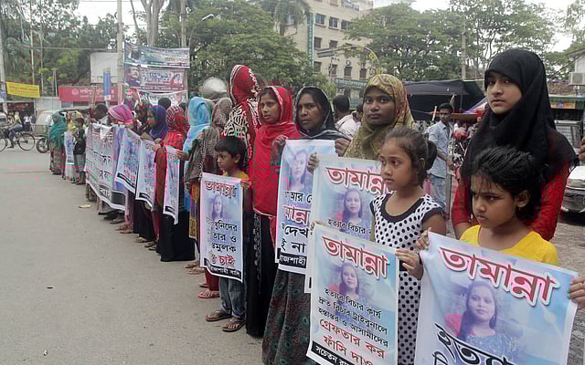 গৃহবধূ তামান্নার হত্যাকারীদের গ্রেপ্তার ও বিচারের দাবিতে নগরীর লক্ষ্মীপুর মোড়ে মানববন্ধন করে সচেতন রাজশাহীবাসী। ছবিটি আজ বৃহস্পতিবার বেলা ১১টার দিকে তোলা। ছবি: শহীদুল ইসলাম, রাজশাহী