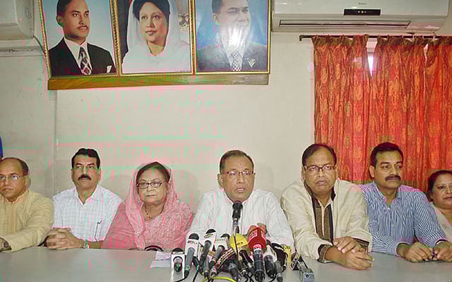 আইনশৃঙ্খলা পরিস্থিতি নিয়ন্ত্রণের বাইরে চলে যাওয়ায় সরকার কথিত বন্দুকযুদ্ধের মাধ্যমে তা নিয়ন্ত্রণ করতে চাইছে বলে অভিযোগ করেছে বিএনপি। বৃহস্পতিবার রাজধানীর নয়াপল্টনে দলের কেন্দ্রীয় কার্যালয়ে সংবাদ সম্মেলনে বিএনপির মুখপাত্র আসাদুজ্জামান রিপন এ অভিযোগ করেন। ছবি: ফোকাস বাংলা