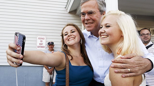 দুই ভক্তের সঙ্গে সেলফি তুলছেন যুক্তরাষ্ট্রের রিপাবলিকান দল থেকে প্রেসিডেন্ট পদে প্রার্থী হতে ইচ্ছুক জেব বুশ। ছবিটি বুধবার নিউ হ্যাম্পশায়ারের মেরিম্যাক থেকে তোলা। ছবি: রয়টার্স