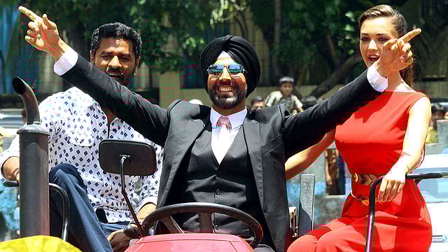 ভারতে মুক্তি-প্রতীক্ষিত ‘সিং ইজ ব্লিং’ ছবিটির প্রচারণায় বলিউড তারকা অক্ষয় কুমার (মাঝে) এবং ব্রিটিশ মডেল ও অভিনেত্রী অ্যামি জ্যাকসন (ডানে)। ছবিটির পরিচালক প্রভু দেবা (বামে)। ছবিটি বুধবার মুম্বাই থেকে তোলা। ছবি: এএফপি