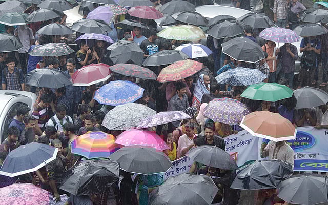 বেসরকারি বিশ্ববিদ্যালয়ের ৭.৫% ভ্যাট প্রত্যাহারের দাবিতে বৃহস্পতিবার চট্টগ্রাম জেলা প্রশাসন কার্যালয়ে স্মারকলিপি প্রদান করে বেসরকারি বিশ্ববিদ্যালয়ের শিক্ষার্থীরা। এ সময় ভারী বৃষ্টি উপেক্ষা করে ছাতা মাথায় শিক্ষার্থীরা কর্মসূচি পালন করেন। ছবি: জুয়েল শীল, চট্টগ্রাম