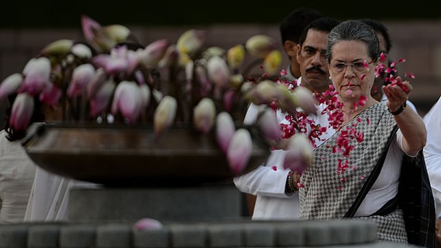 ভারতের সাবেক প্রধানমন্ত্রী রাজীব গান্ধীর ৭১ তম জন্মবার্ষিকী উপলক্ষে তাঁর সমাধিতে ফুল দিয়ে শ্রদ্ধা জানাচ্ছেন কংগ্রেসের সভানেত্রী ও রাজীব গান্ধীর স্ত্রী সোনিয়া গান্ধী। ছবিটি আজ নয়াদিল্লি থেকে তোলা। ছবি: এএফপি
