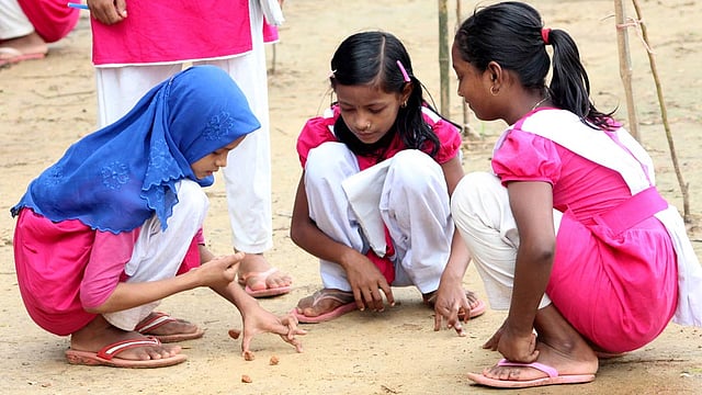 ক্লাসের ফাঁকে সহপাঠীদের নিয়ে খেলায় মেতেছে শিক্ষার্থীরা। ছবিটি আজ সকালে বগুড়ার শাজাহানপুর উপজেলার সাজাপুর বেলপুকুর সরকারি প্রাথমিক বিদ্যালয় থেকে তোলা। ছবি: সোয়েল রানা, বগুড়া