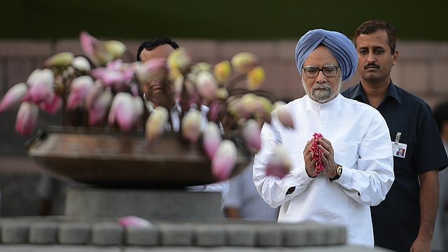 ভারতের সাবেক প্রধানমন্ত্রী রাজীব গান্ধীর ৭১ তম জন্মবার্ষিকী উপলক্ষে তাঁর সমাধিতে ফুল দিয়ে শ্রদ্ধা জানাচ্ছেন দেশটির সাবেক প্রধানমন্ত্রী মনমোহন সিং। ছবিটি আজ নয়াদিল্লি থেকে তোলা। ছবি: এএফপি
