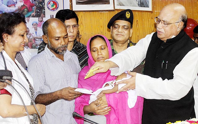 ঢাকা মেডিকেল কলেজ হাসপাতাল থেকে ছাড়পত্র পেয়েছে সুরাইয়া। বৃহস্পতিবার স্বাস্থ্যমন্ত্রী মো. নাসিম ঢাকা মেডিকেল কলেজ হাসপাতালে সুরাইয়ার বাবা বাচ্চু ভূঁইয়ার হাতে ছাড়পত্র তুলে দেন। ছবি: ফোকাস বাংলা